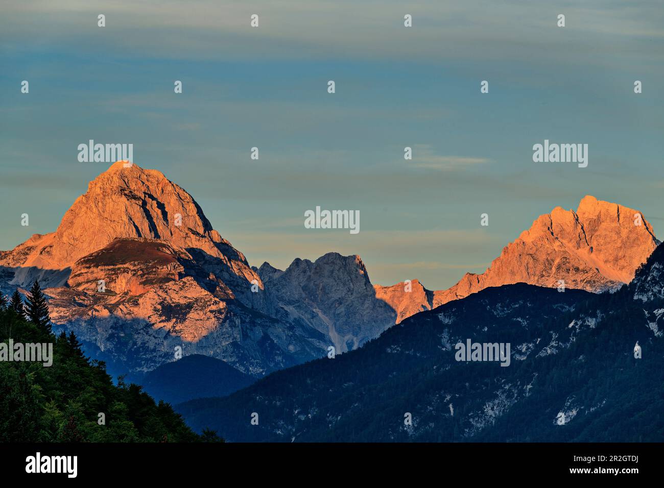 Alpenglow sul Gruppo di Mantart, Passo Sella Nevea, Alpi Giulie, Parco Nazionale del Triglav, Slovenia Foto Stock