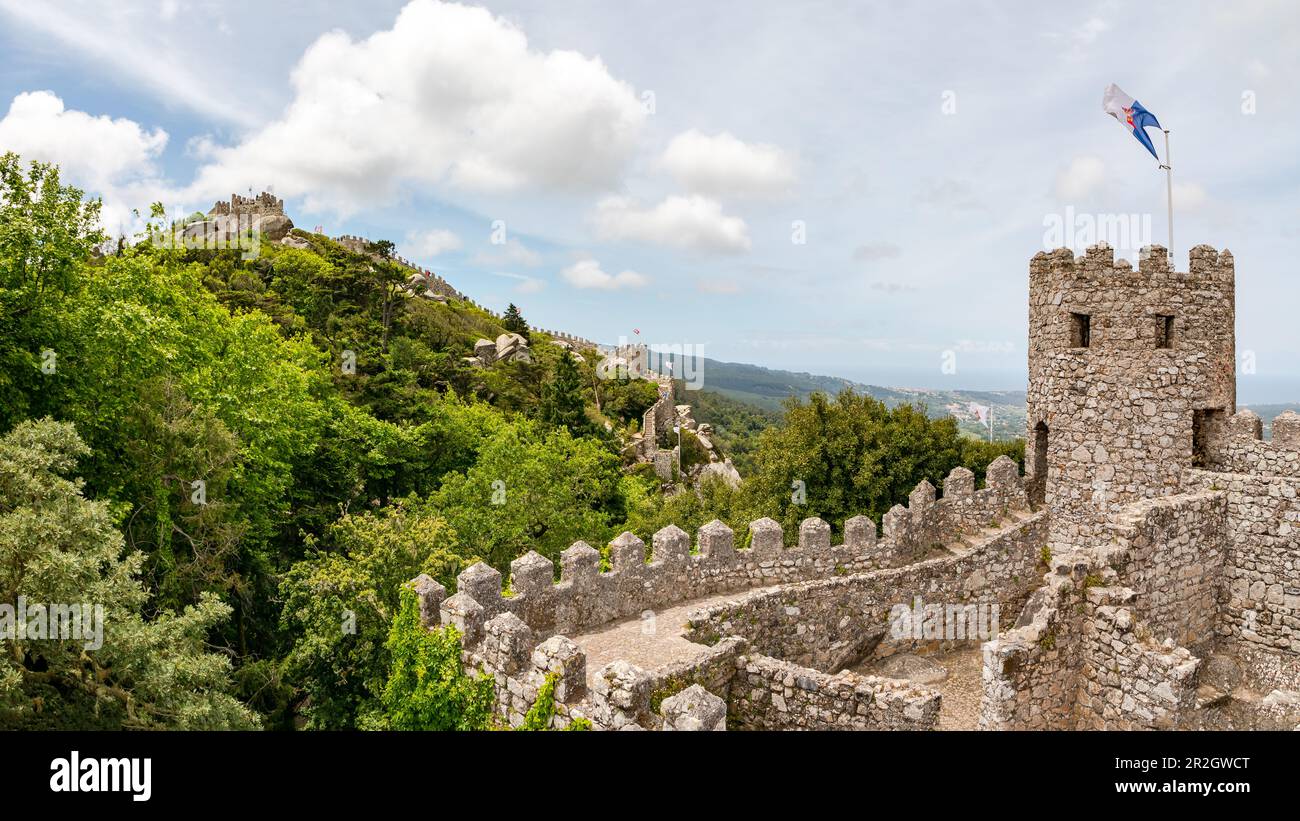 Le mura e le torri del castello di Castelo dos Mouros sopra la città di Sintra in Portogallo Foto Stock