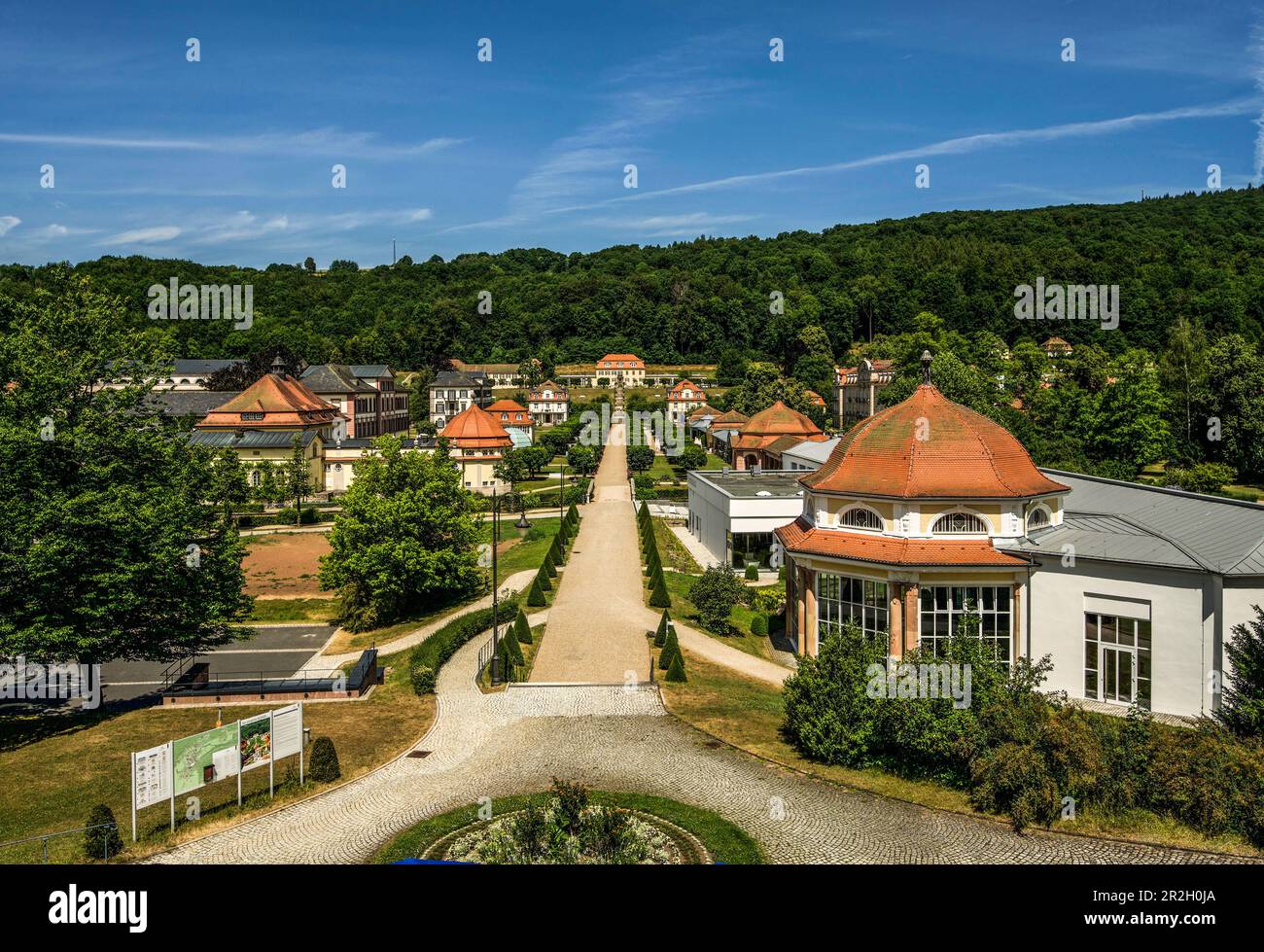 Vista sull'asse centrale delle terme di Bad Brückenau fino a Fürstenhof, Baviera, Germania Foto Stock
