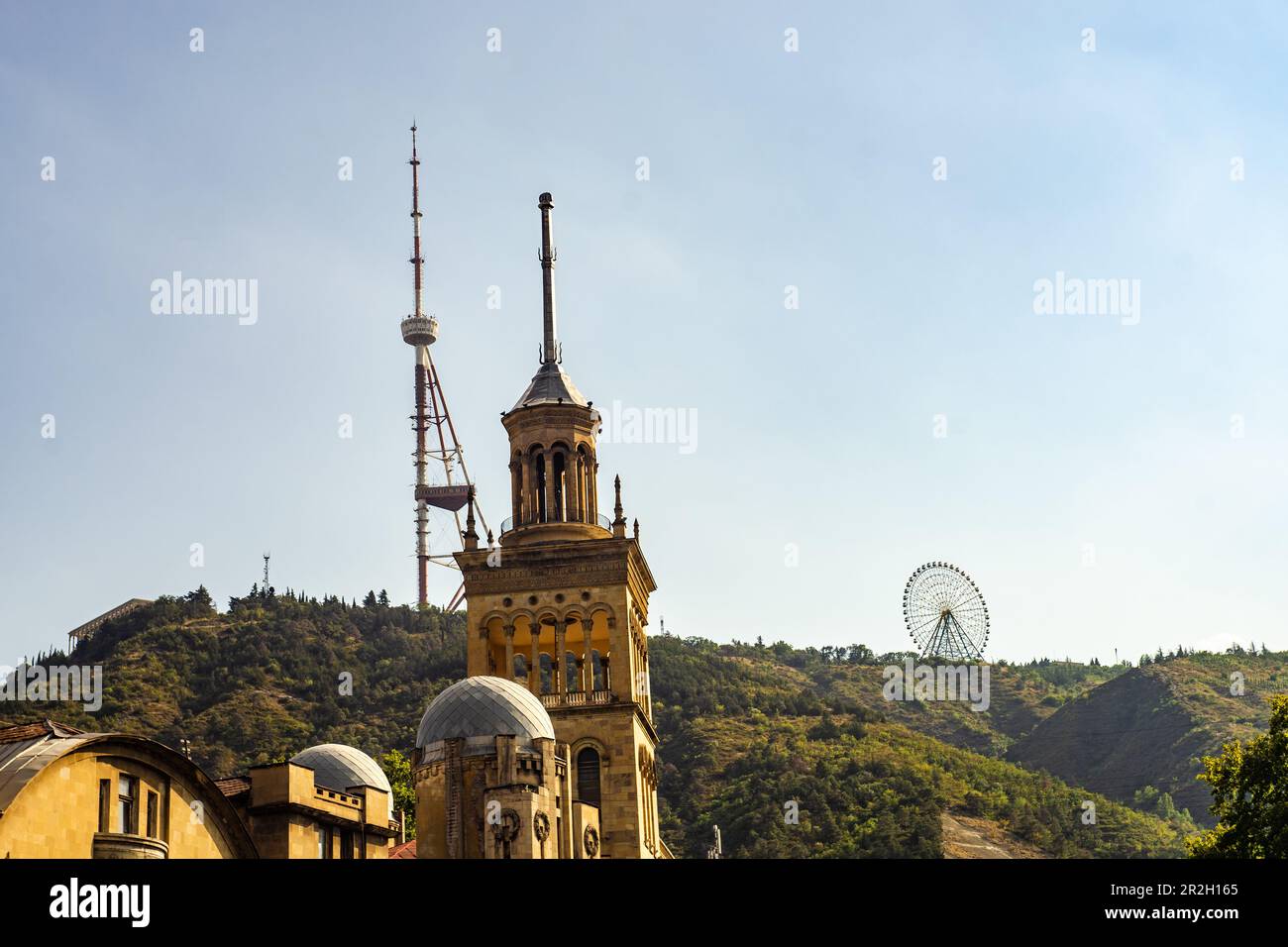 Famosa vista sulla collina di Mtatsminda a Tbilisi, capitale della Georgia Foto Stock