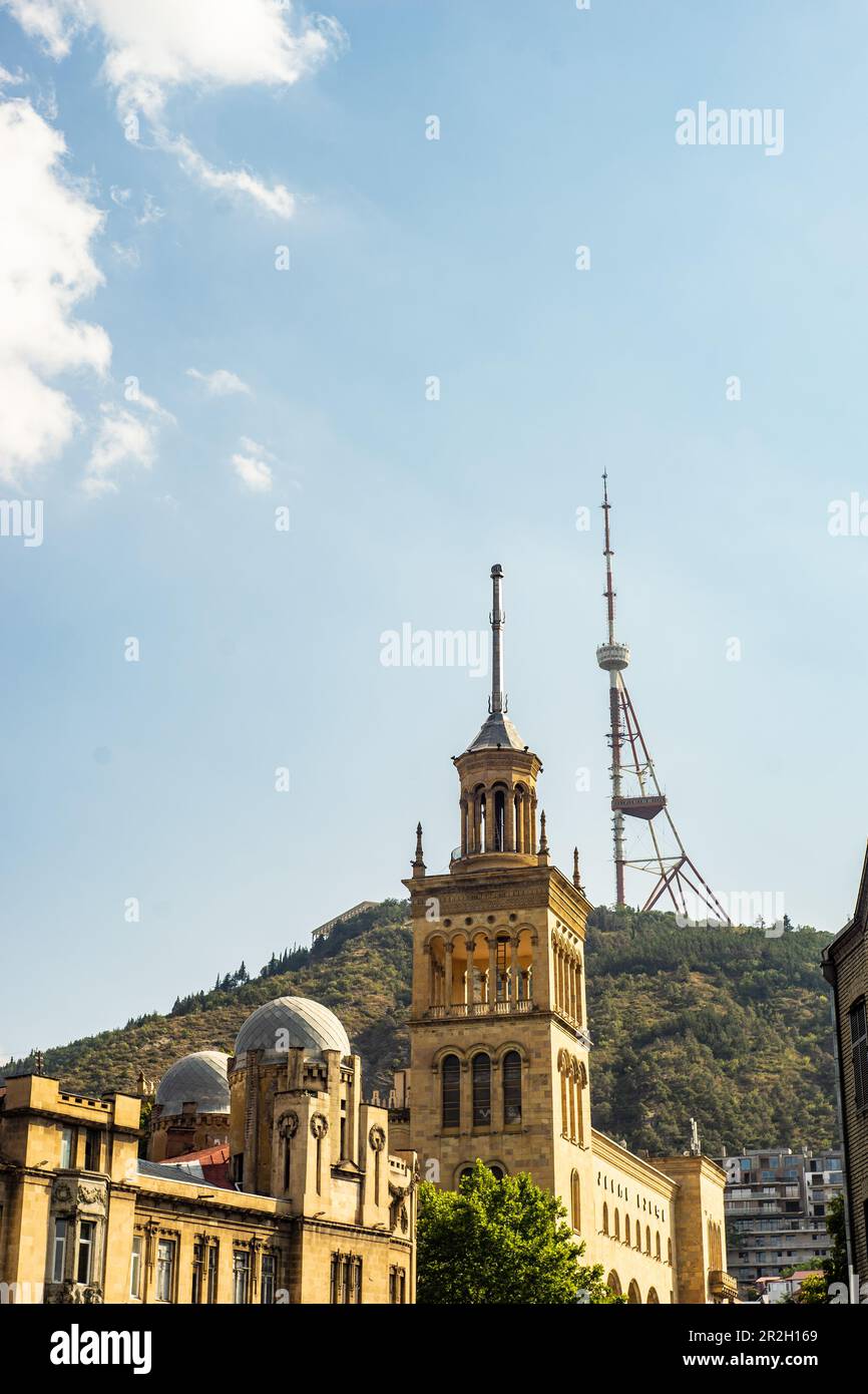 Famosa vista sulla collina di Mtatsminda a Tbilisi, capitale della Georgia Foto Stock