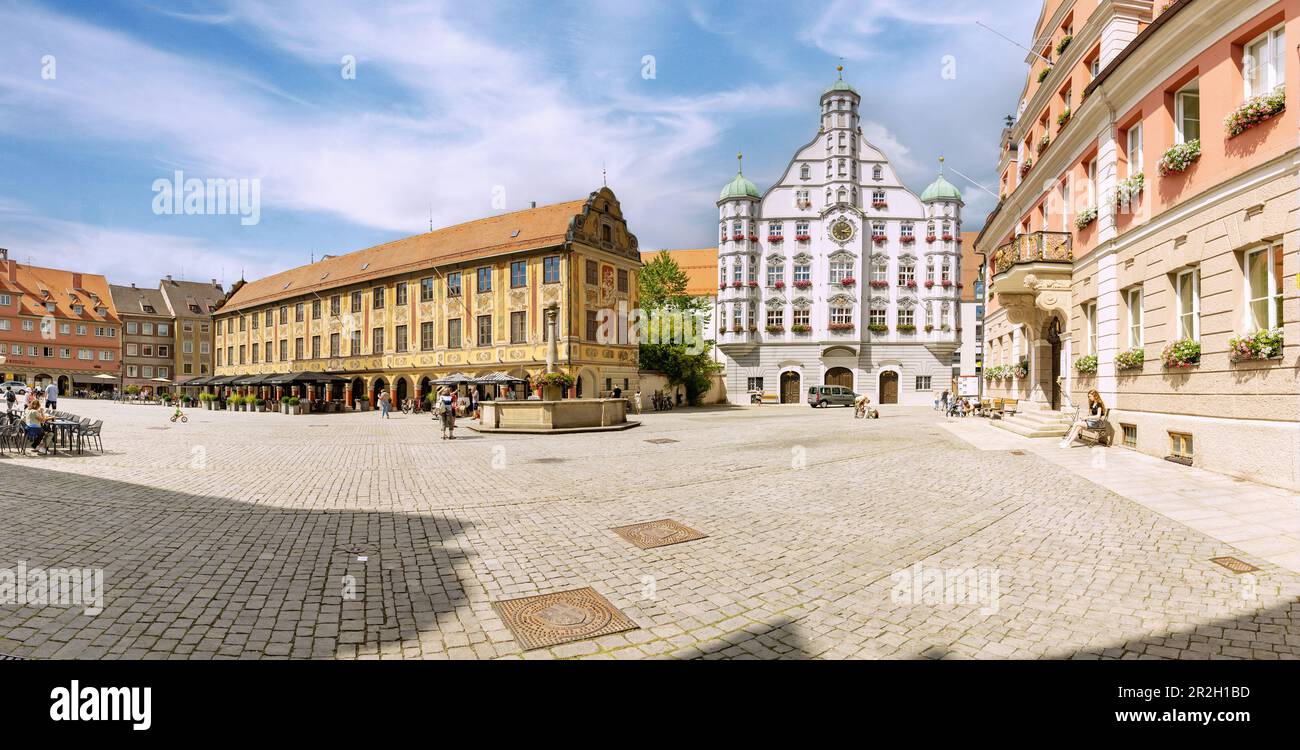 Mercato con la ruota, il municipio e la grande gilda (da sinistra a destra) a Memmingen nel Unterallgäu in Baviera in Germania Foto Stock