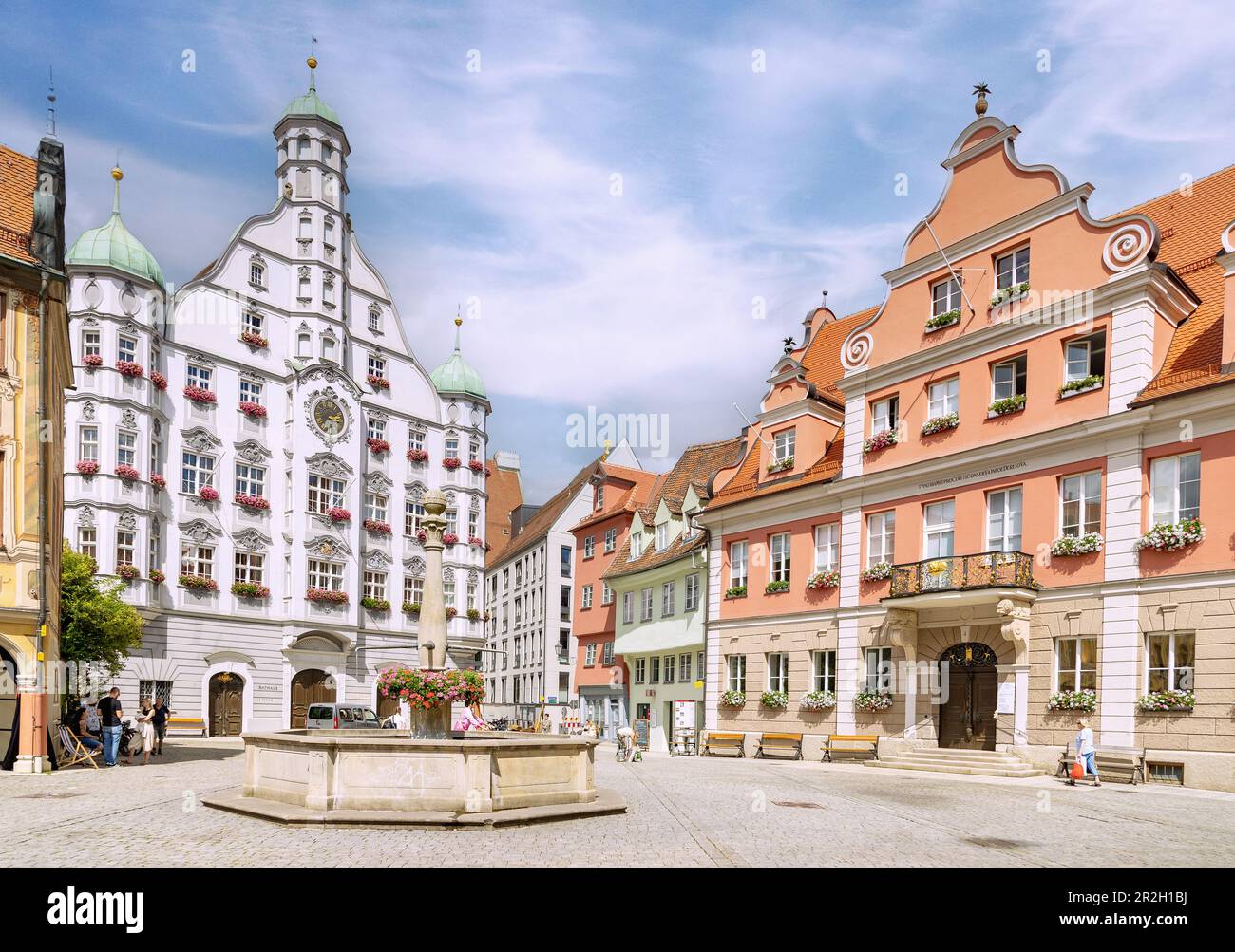 Piazza del mercato con il municipio e la grande gilda a Memmingen nel Unterallgäu in Baviera in Germania Foto Stock