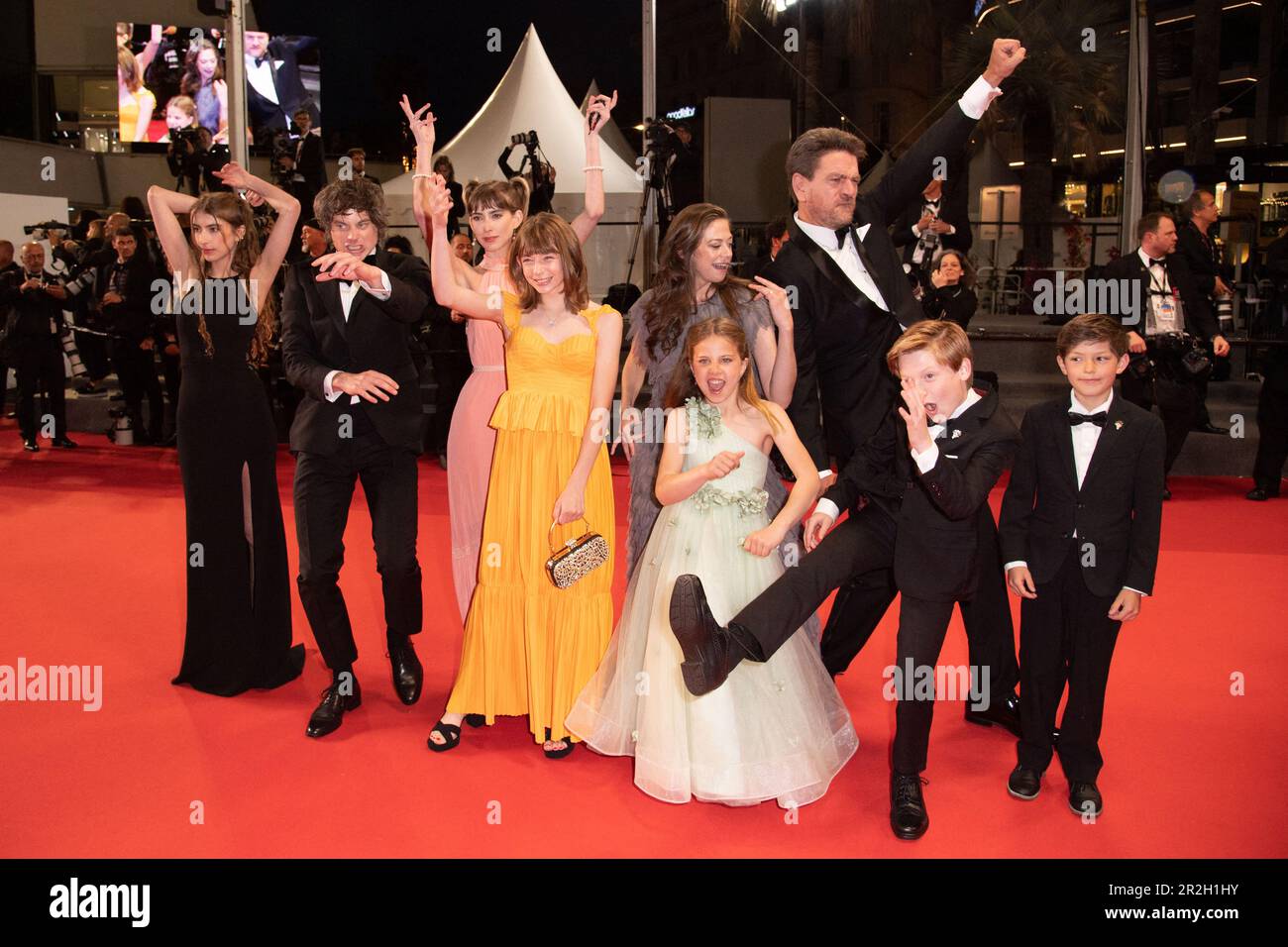 Cannes, Francia. 19th maggio, 2023. Rachel Browne, Weston Razooli, Phoebe ferro, Andrea Browne, Lorelei Olivia Mote, Lio Tipton, Charlie Stover, Charles Halford, Skyler Peters hanno partecipato alla prima edizione di Les Filles D'olfa (quattro Figlie) nell'ambito del Festival del Cinema di Cannes 76th che si terrà a Cannes il 19 maggio 2023. Foto di Aurore Marechal/ABACAPRESS.COM Credit: Abaca Press/Alamy Live News Foto Stock