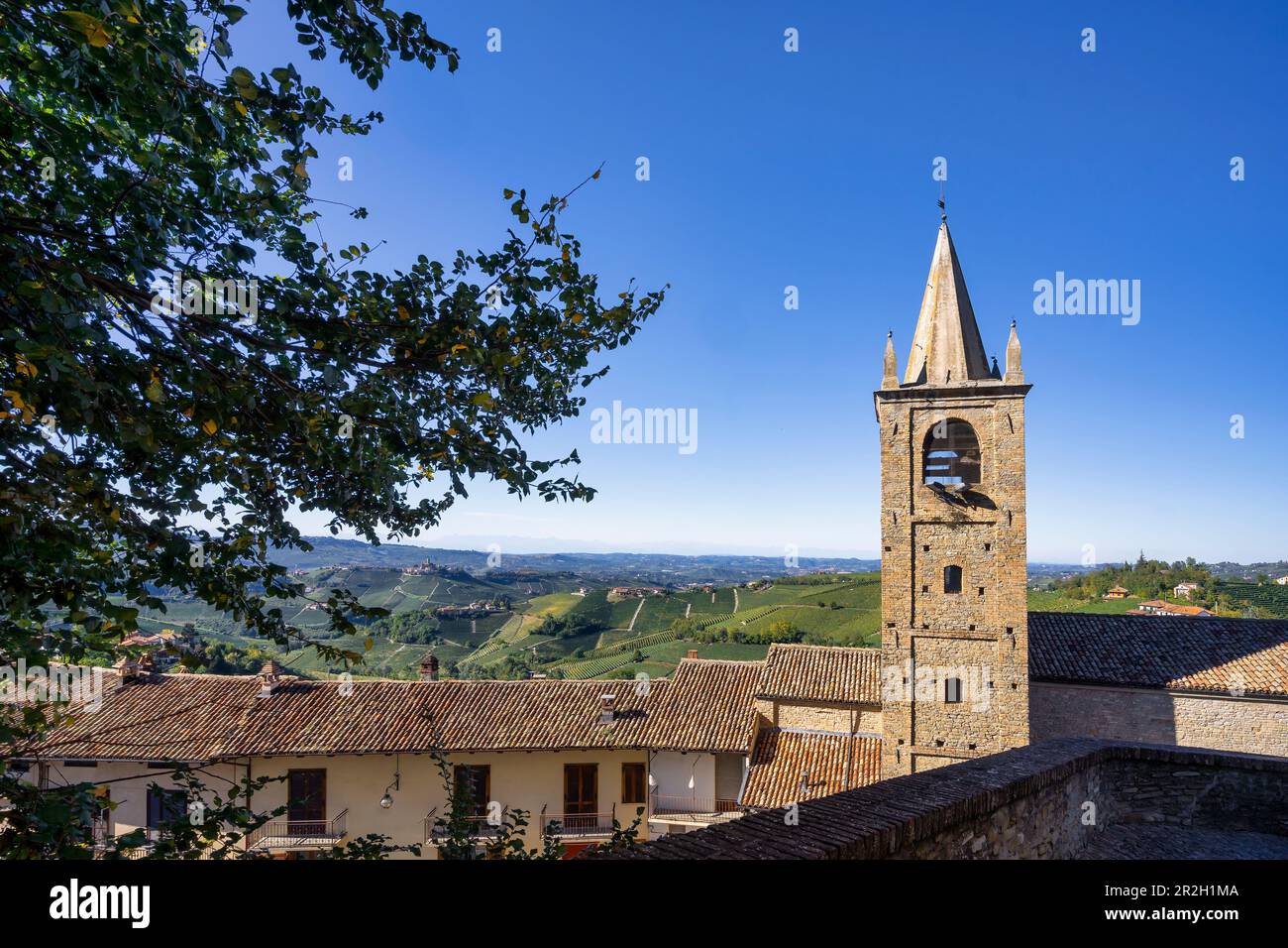 Vista da Serralunga d'39; Alba al pittoresco paesaggio collinare circostante, Langhe, Piemonte, Italia Foto Stock