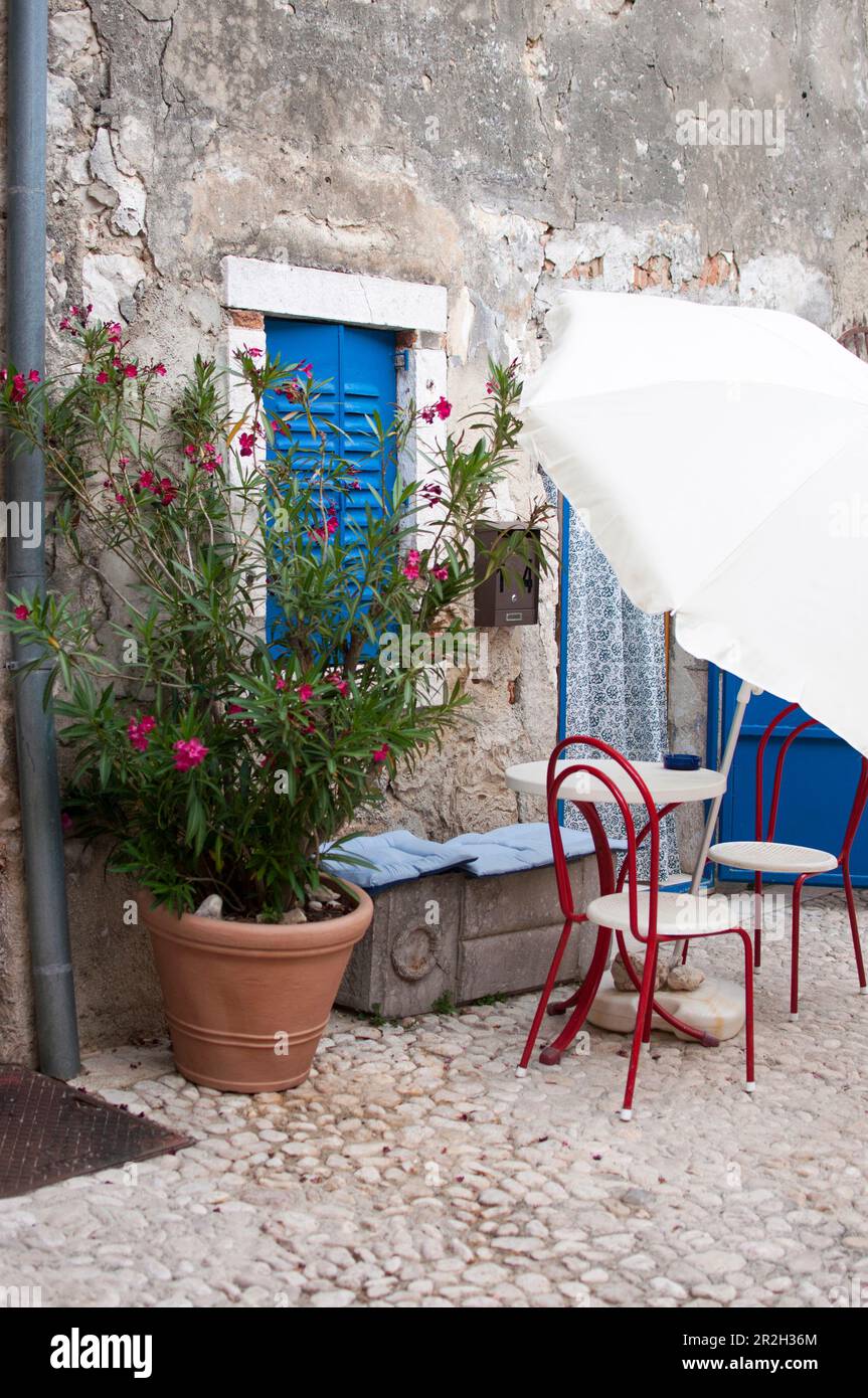 Portico di fronte alla casa in Croazia Foto Stock