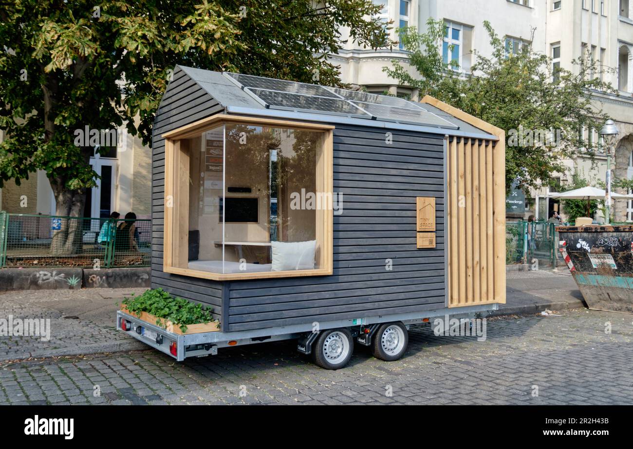Tiny Space, mini casa mobile per riunioni, piccola casa su ruote, chill e lavoro al Paul Licke-Ufer a Kreuzberg, Berlino Foto Stock