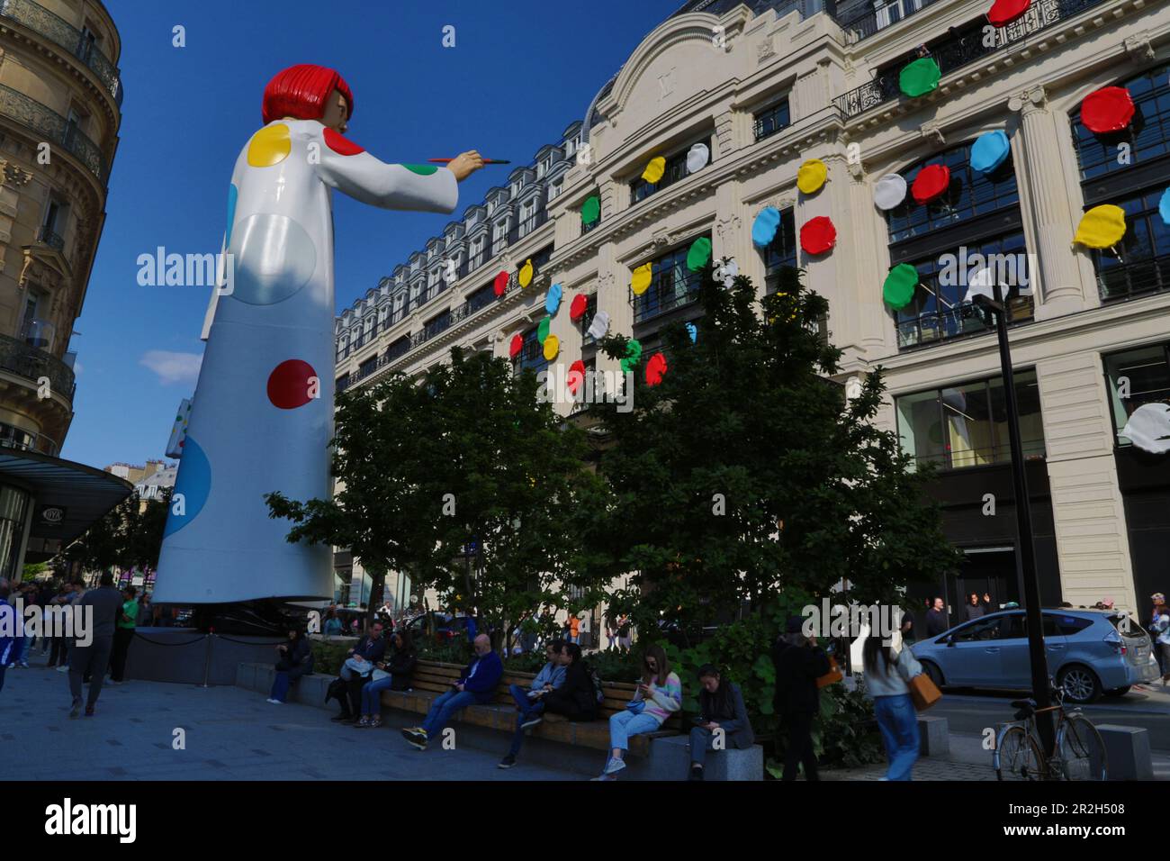 Francia, Parigi, scultura geante de Yayoi Kusama et poi multicolores, immeuble assedio Louis Vuitton rue du Pont-Neuf Foto Stock