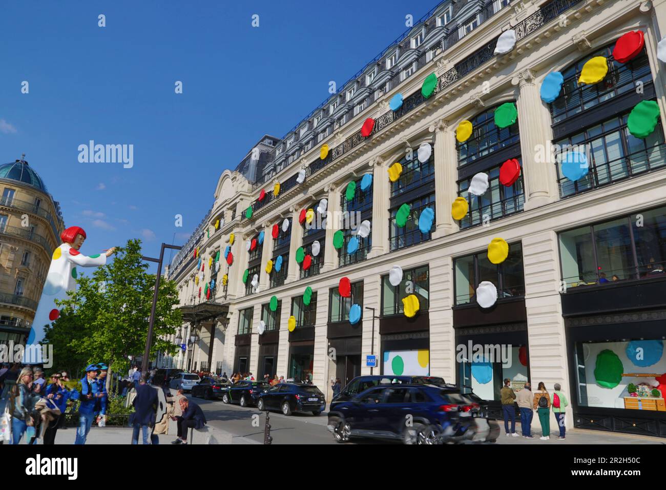 Francia, Parigi, scultura geante de Yayoi Kusama et poi multicolores, immeuble assedio Louis Vuitton rue du Pont-Neuf Foto Stock