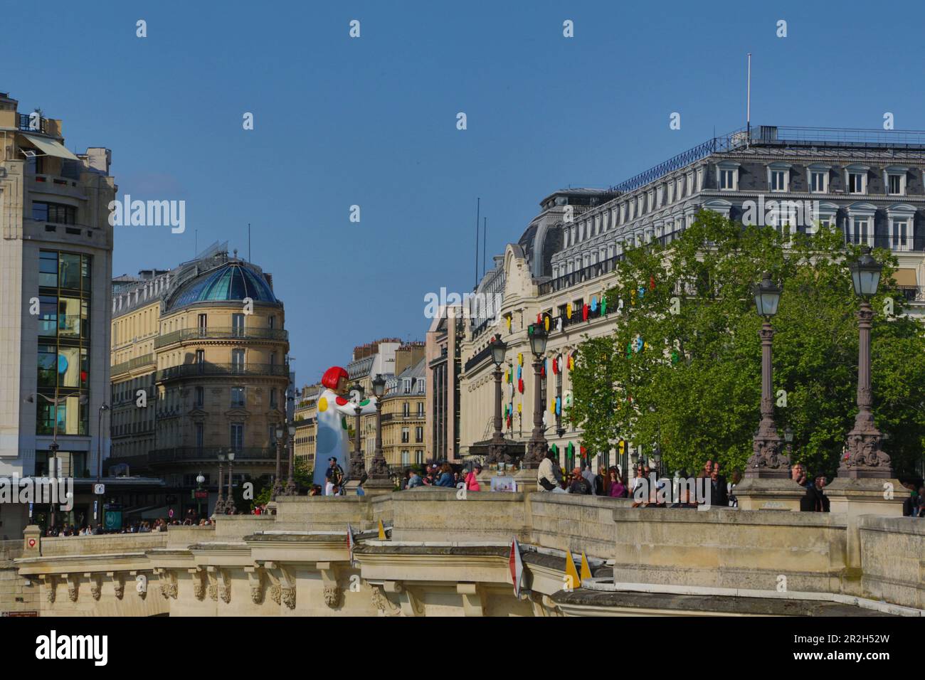 Francia, Parigi, scultura geante de Yayoi Kusama et poi multicolores, immeuble assedio Louis Vuitton rue du Pont-Neuf Foto Stock