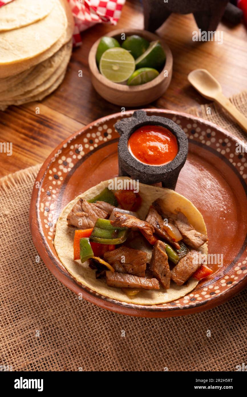 Fajita Taco, in Messico è anche chiamato Alambre de Res. Ricetta molto popolare, gli ingredienti principali sono pezzi di carne, cipolla, pancetta e peperoni, Foto Stock