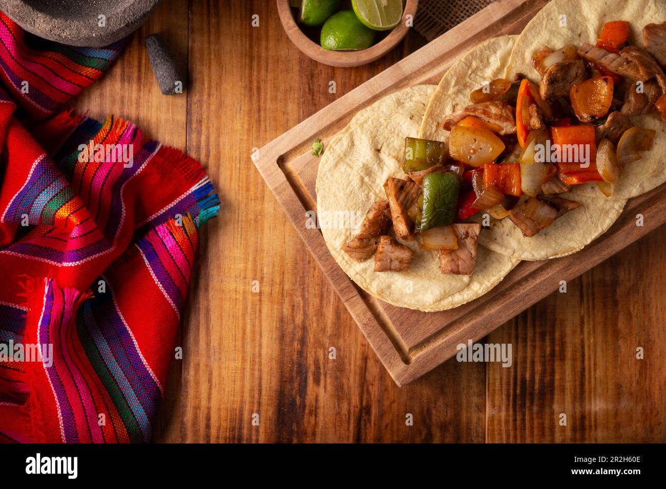 Fajitas Tacos, in Messico si chiama anche Alambre de Res. Ricetta molto popolare, gli ingredienti principali sono pezzi di carne, cipolla, pancetta e peperoni Foto Stock