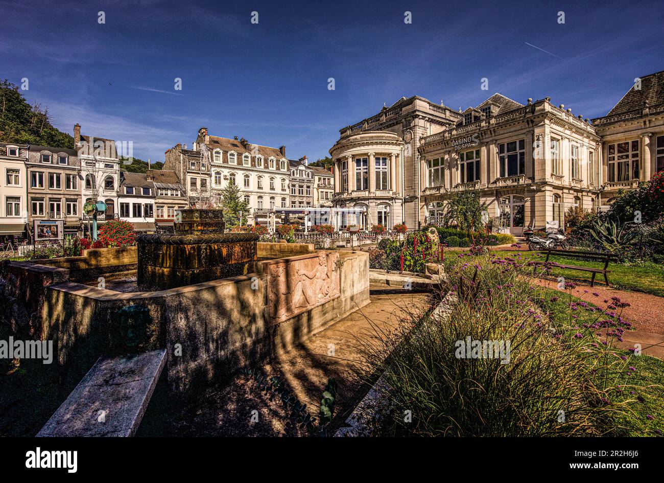 Fontana nel parco di fronte al Casinò, Spa, provincia di Liegi, Belgio Foto Stock