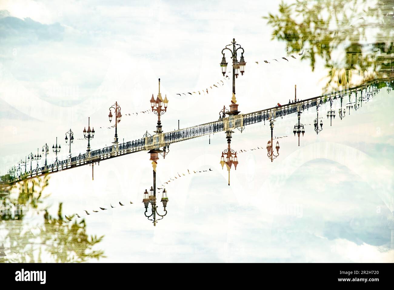 L'elegante ponte Pont de Pierre, commissionato da Napoleone Bonaparte, attraversando il fiume Garonna a Bordeaux, Fance. Foto Stock