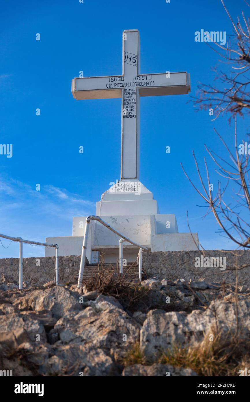 La Croce bianca sulla cima del Krizevac (Monte Croce) a Medjugorje. (Le  parole sulla croce leggono: "A Gesù Cristo, il Redentore del genere umano  Foto stock - Alamy