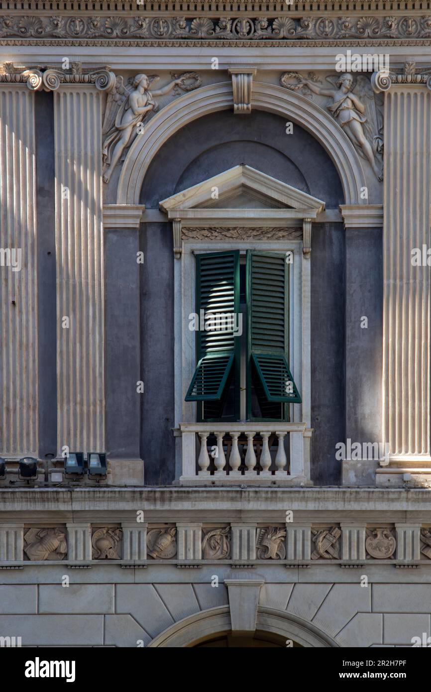 Facciata di palazzo nobile di fronte al Duomo di Genova, Liguria, Italia. Foto Stock