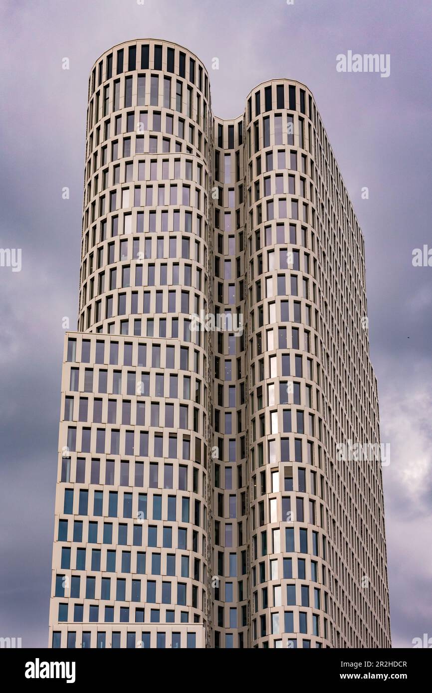 Moderno grattacielo con curve e angoli, Breitscheidplatz, Berlino, Germania Foto Stock