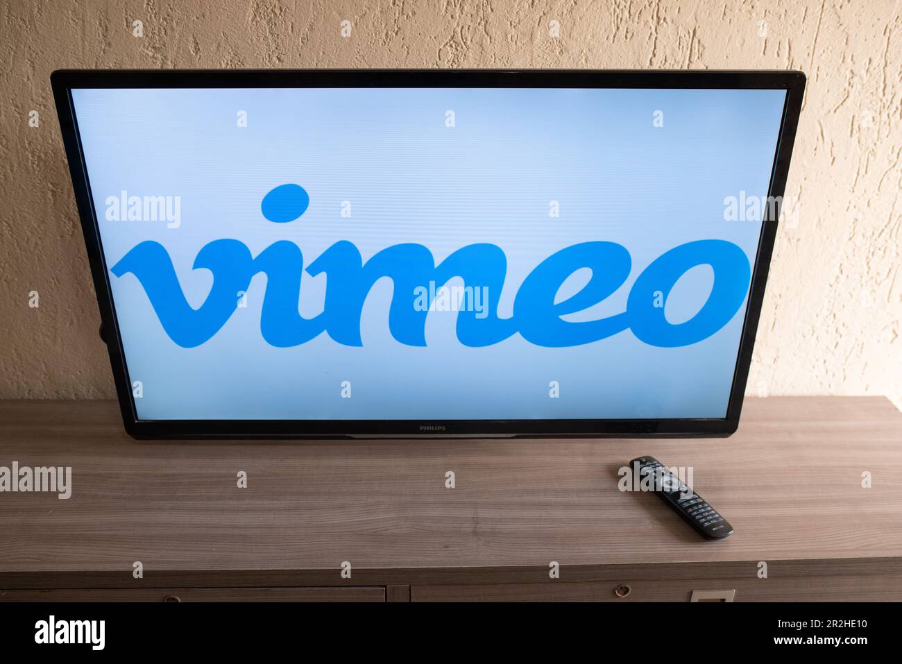 Brasile, Rio de Janeiro - 19 maggio 2023: Logo della rete di streaming Vimeo in televisione. Foto Stock