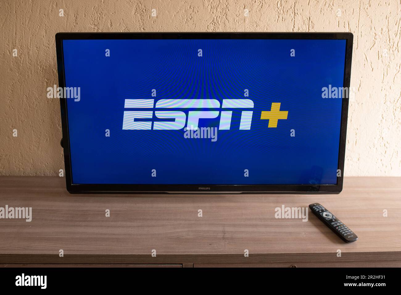 Brasile, Rio de Janeiro - 19 maggio 2023: Logo della rete di streaming ESPN Plus in televisione. Foto Stock