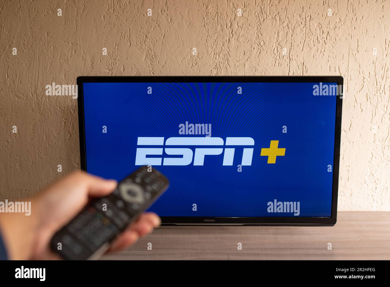 Brasile, Rio de Janeiro - 19 maggio 2023: Logo della rete di streaming ESPN Plus in televisione. Foto Stock