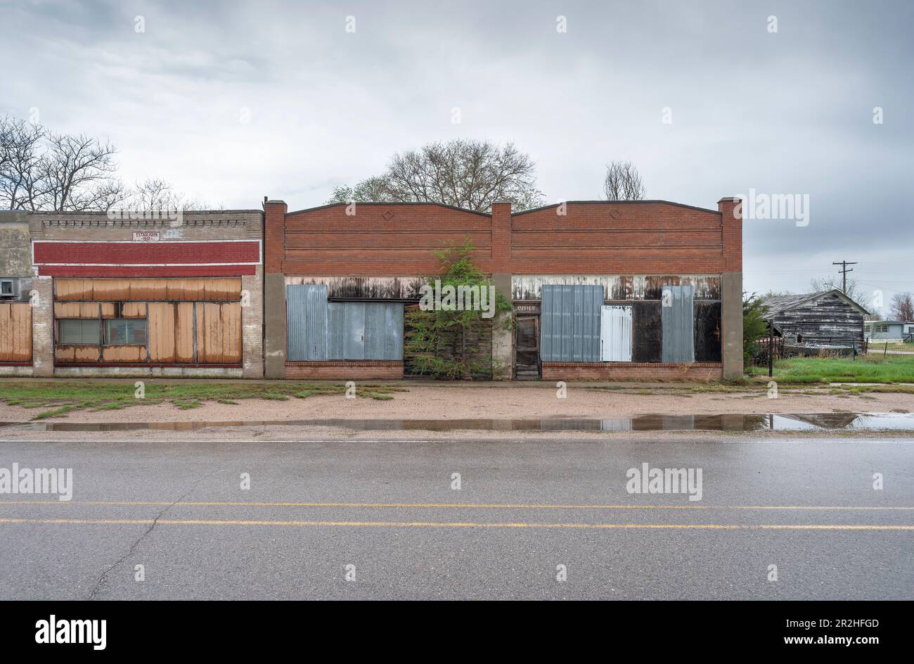 Le facciate abbandonate dei negozi nel villaggio di McGrew, Nebraska, USA Foto Stock