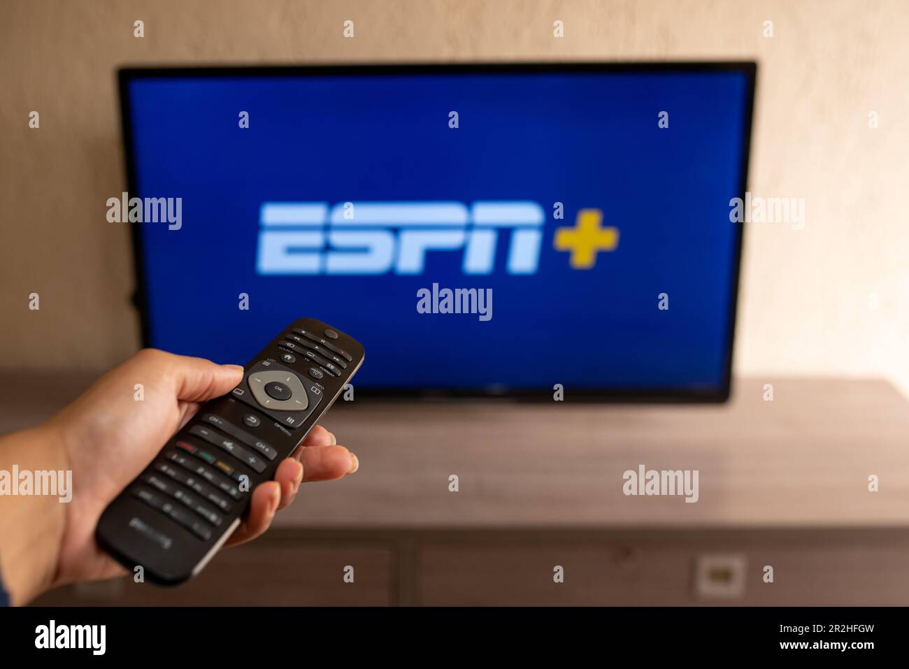 Brasile, Rio de Janeiro - 19 maggio 2023: Logo della rete di streaming ESPN Plus in televisione. Foto Stock