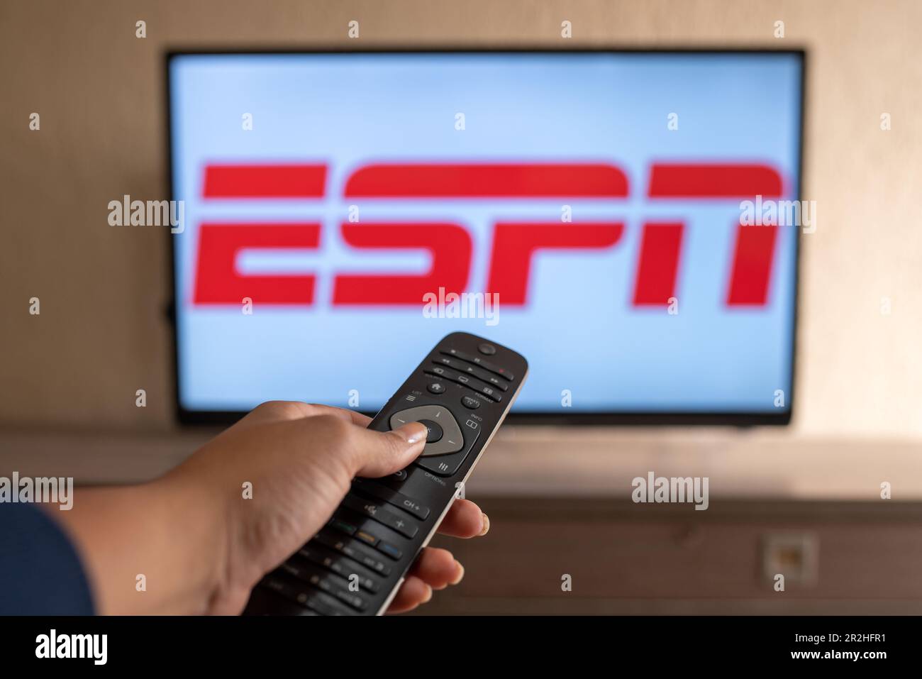 Brasile, Rio de Janeiro - 19 maggio 2023: Logo della rete di streaming ESPN Plus in televisione. Foto Stock