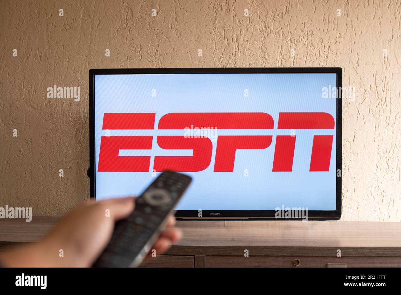 Brasile, Rio de Janeiro - 19 maggio 2023: Logo della rete di streaming ESPN Plus in televisione. Foto Stock