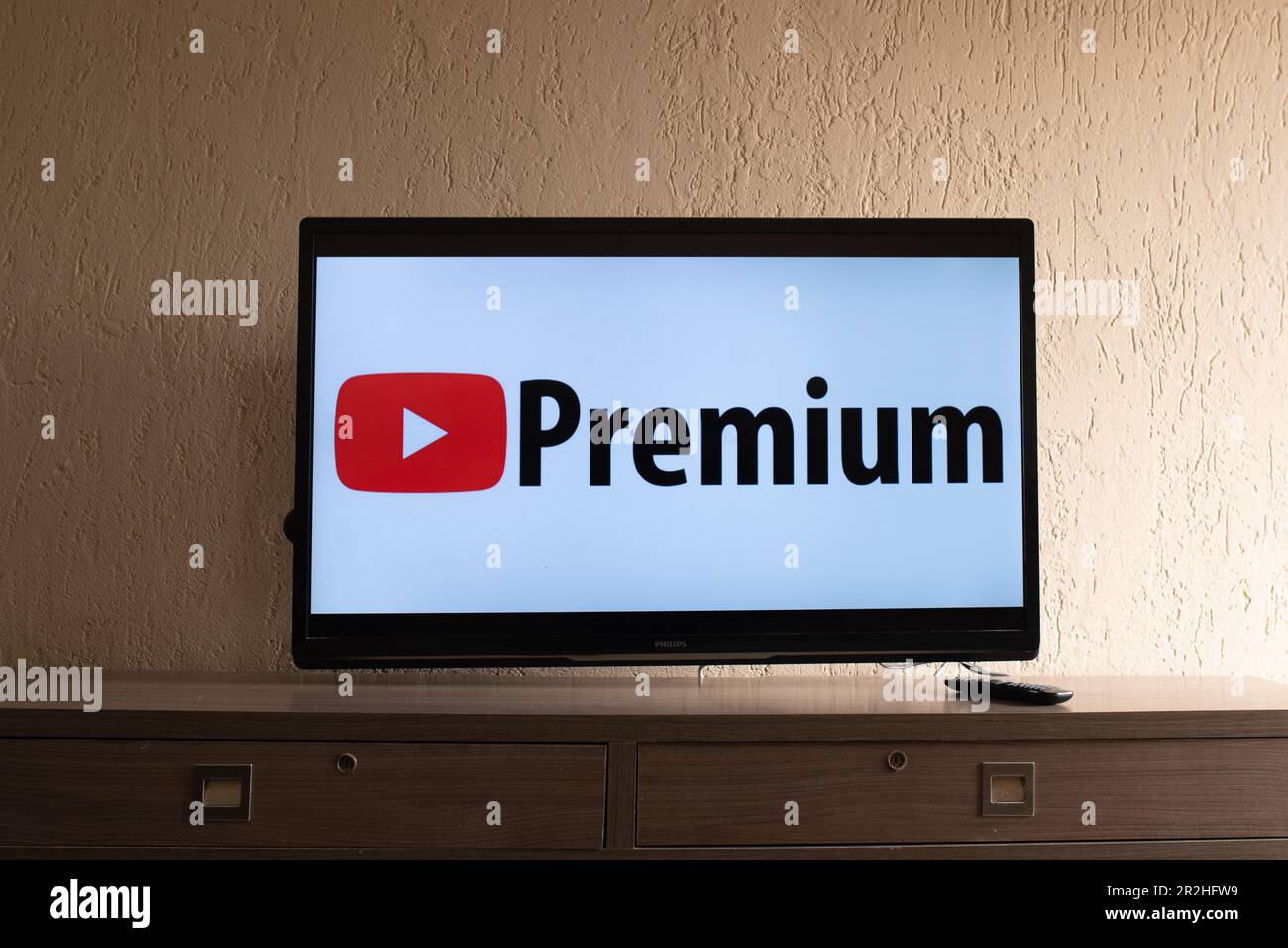 Brasile, Rio de Janeiro - 19 maggio 2023: TV a schermo piatto con il logo di youtube premium Foto Stock