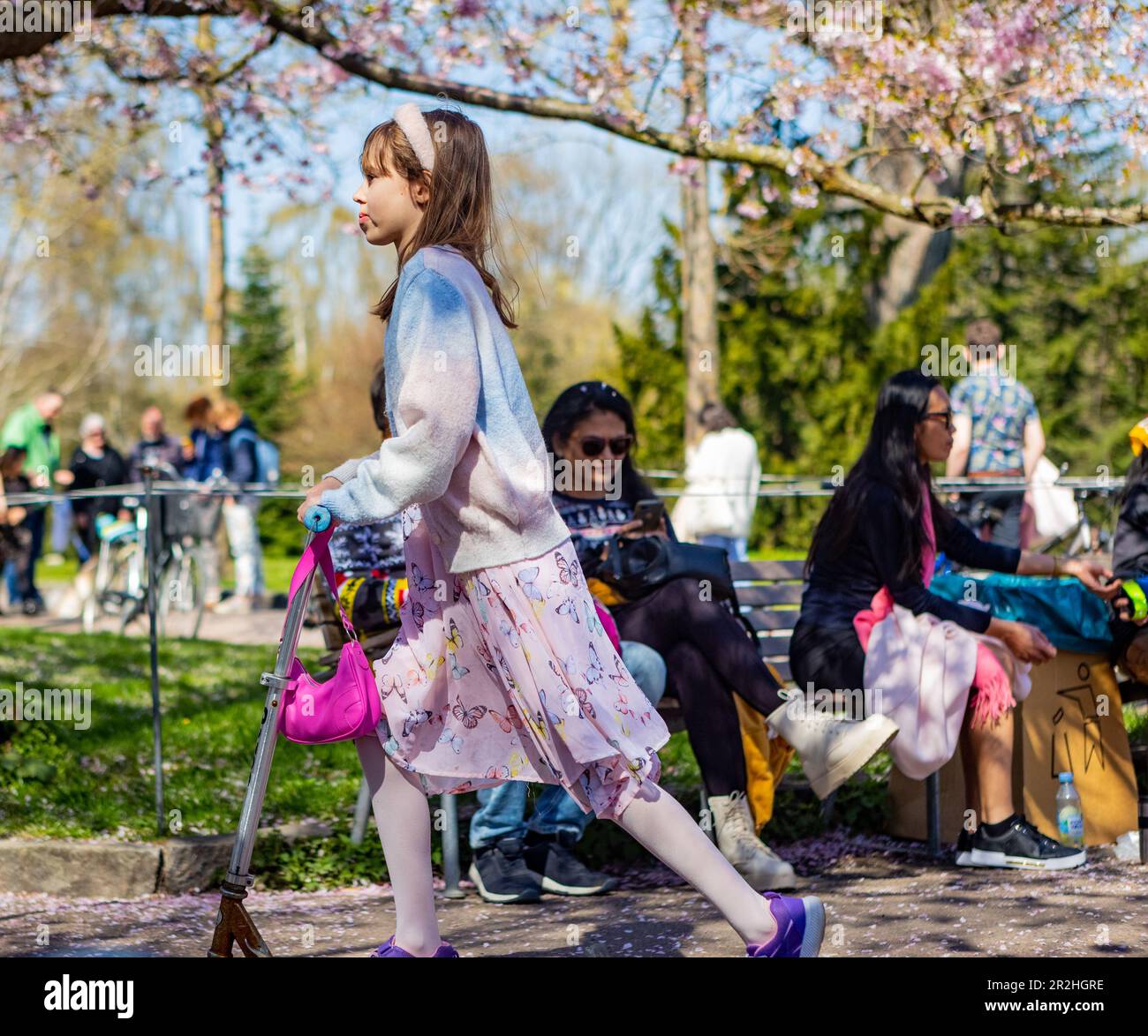 Le persone che visitano la fioritura primaverile dei ciliegi al cimitero di Bispegjerg a Copenaghen, Danimarca Foto Stock