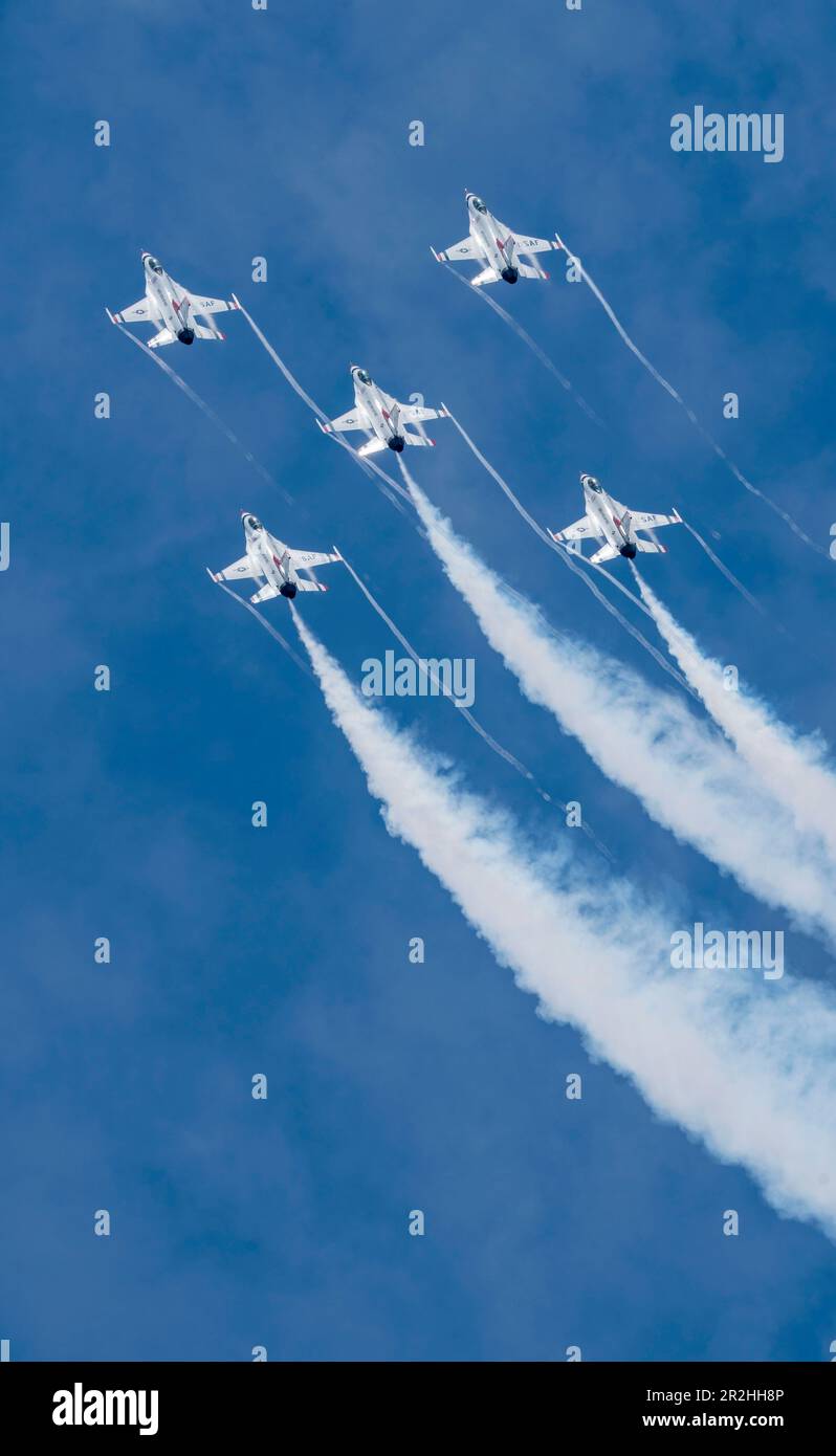 Lo squadrone di dimostrazione dell'aeronautica degli Stati Uniti 'Thunderbirds' si esibisce ad Augusta, Georgia, dal 11 al 14 maggio 2023. Questo spettacolo ha segnato la prima performance di Thunderbirds ad Augusta in 23 anni. (STATI UNITI Air Force foto di staff Sgt. Dakota carter) Foto Stock