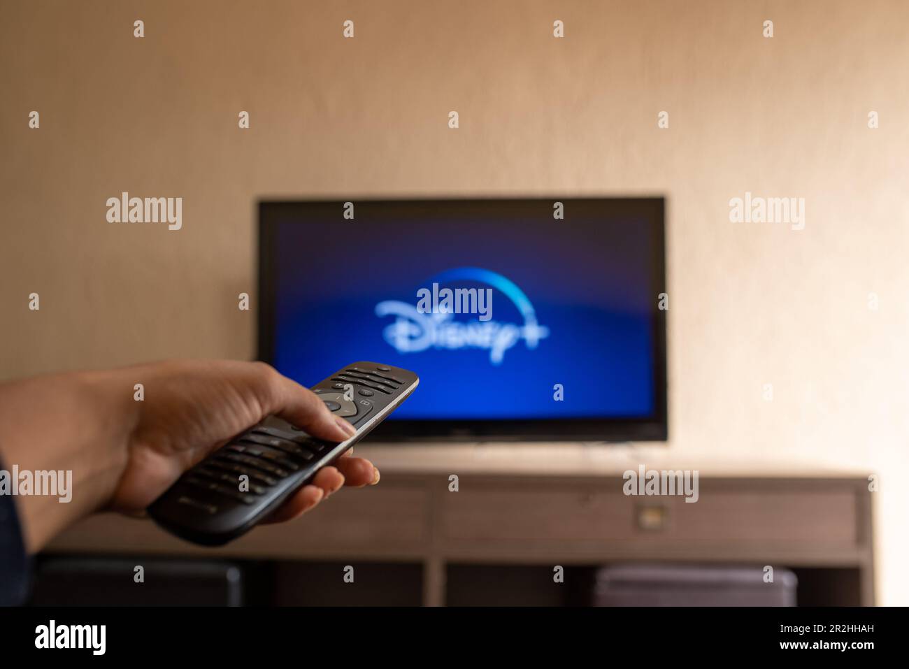 Brasile, Rio de Janeiro - 19 maggio 2023: TV Televisione Disney più servizio di streaming in casa. Foto Stock