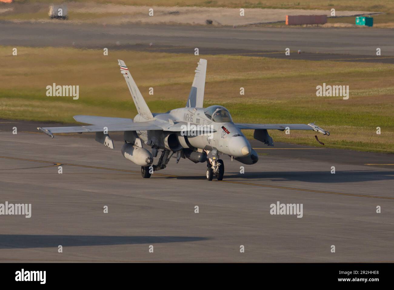 NEGLI STATI UNITI Marine Corps F/A-18C Hornet Aircraft with Marine Fighter Attack Squadron (VMFA) 115 taxi la linea di volo alla Marine Corps Air Station Iwakuni, Giappone, 16 maggio 2023. Marines with Marine Aircraft Group (MAG) 12 svolge regolarmente operazioni di volo per mantenere un alto livello di preparazione al combattimento. Oltre agli squadroni del programma di implementazione delle unità di hosting, MAG-12 è sede degli Stati Uniti Gli unici squadroni aerei di 5th generazione schierati in modo permanente dal corpo marino. (STATI UNITI Corpo marino foto di CPL. Tyler Harmon) Foto Stock