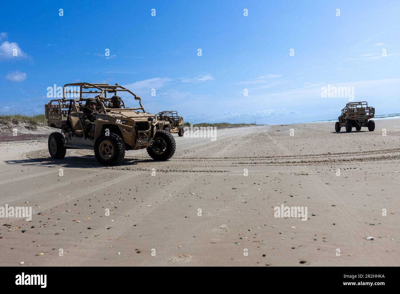 STATI UNITI Marines con battaglione di Logistica di combattimento 8, reggimento di Logistica di combattimento 2, 2nd Gruppo di Logistica Marina, conduce le operazioni del convoglio di mock sul campo Lejeune, Carolina del Nord, 16 maggio 2023. Marines con CLB8 utilizza l'UTV per l'addestramento al volante e per familiarizzare con le sue capacità. (STATI UNITI Corpo marino foto di LCpl. Christian Salazar) Foto Stock