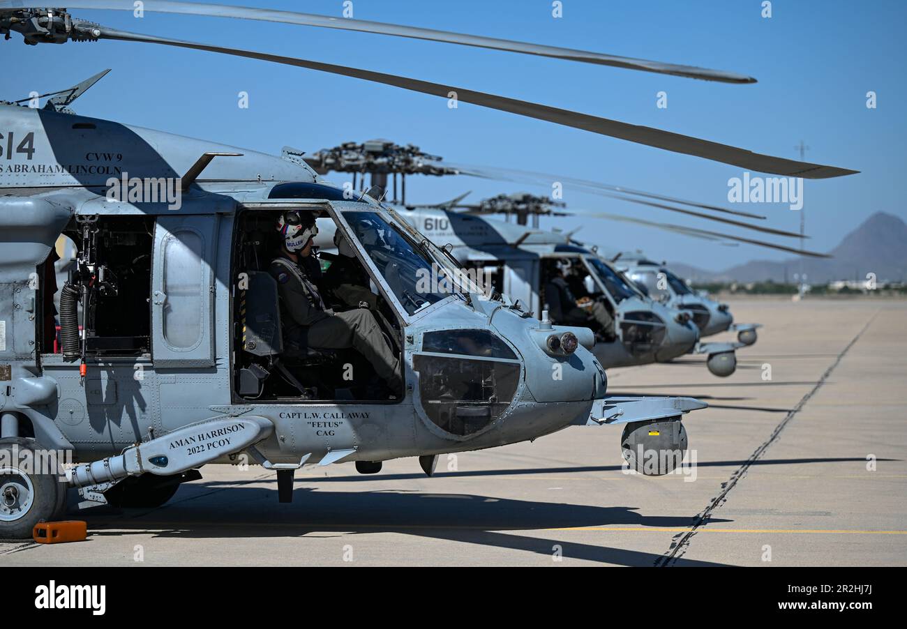 Tre Stati Uniti Navy MH-60s Seahawk elicotteri, assegnati al elicottero Sea Combat Squadron 14, siediti sulla linea di volo durante LA BANDIERA ROSSA-salvataggio 23-1 presso Davis-Monthan Air Force base, Ariz., 11 maggio 2023. HSC-14 ha contribuito alla task force di ricerca e salvataggio durante RF-R trasportando i membri delle forze armate e le attrezzature in varie posizioni di esercizio. (STATI UNITI Air Force foto di Airman 1st Class Paige Weldon) Foto Stock