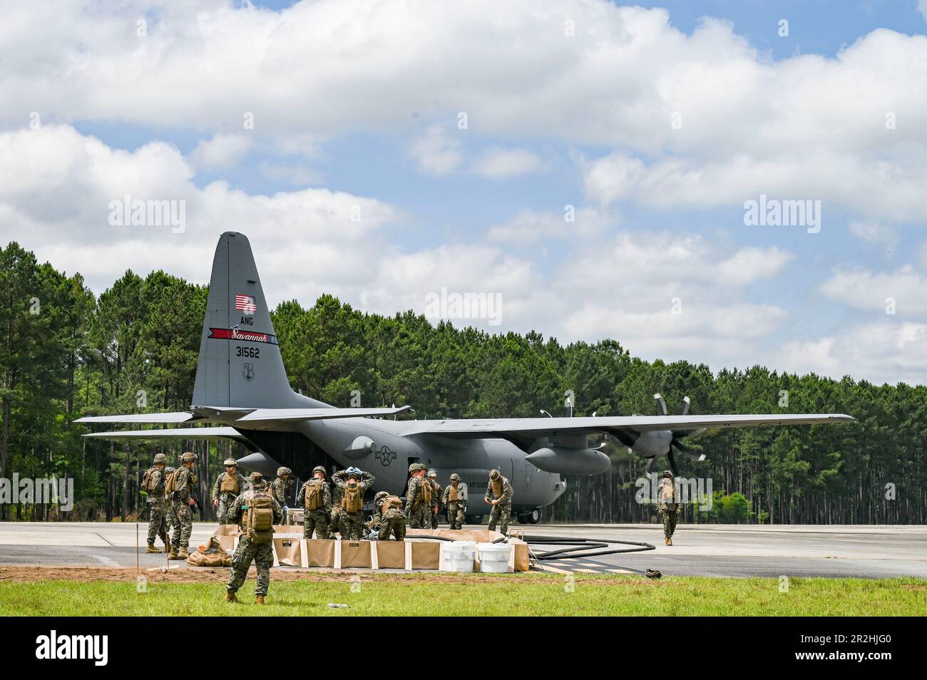 STATI UNITI I militari dell'ala di sollevamento del 165th e dei Marines assegnati allo squadrone di supporto dell'ala marina 273, stazione aerea del corpo marino Beaufort, Carolina del Sud, effettuano le operazioni specializzate di rifornimento su un velivolo di Hercules del C-130 durante l'esercitazione AGILE X al campo ausiliario del nord, base congiunta Charleston, Carolina del Sud, 10 maggio 2023. Durante l'esercizio AGILE X, Airmen e Marines collaboreranno su tattiche di combattimento agile e abilità multi-capace per creare precisione e coesione tra le branche militari in preparazione di AIR DEFENDER 2023 (ad 23). (STATI UNITI Foto della Guardia Nazionale aerea di Master Sgt. CAI Foto Stock