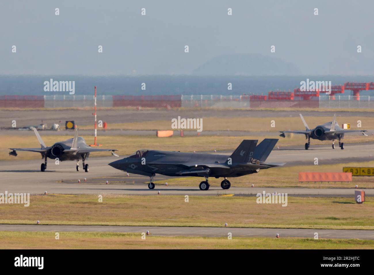 STATI UNITI Marine Corps F-35B Lightning II Aircraft with Marine Fighter Attack Squadron (VMFA) 242 taxi la linea di volo a Marine Corps Air Station Iwakuni, Giappone, 16 maggio 2023. Marines with Marine Aircraft Group (MAG) 12 svolge regolarmente operazioni di volo per mantenere un alto livello di preparazione al combattimento. Oltre agli squadroni del programma di implementazione delle unità di hosting, MAG-12 è sede degli Stati Uniti Gli unici squadroni aerei di 5th generazione schierati in modo permanente dal corpo marino. (STATI UNITI Corpo marino foto di CPL. Tyler Harmon) Foto Stock