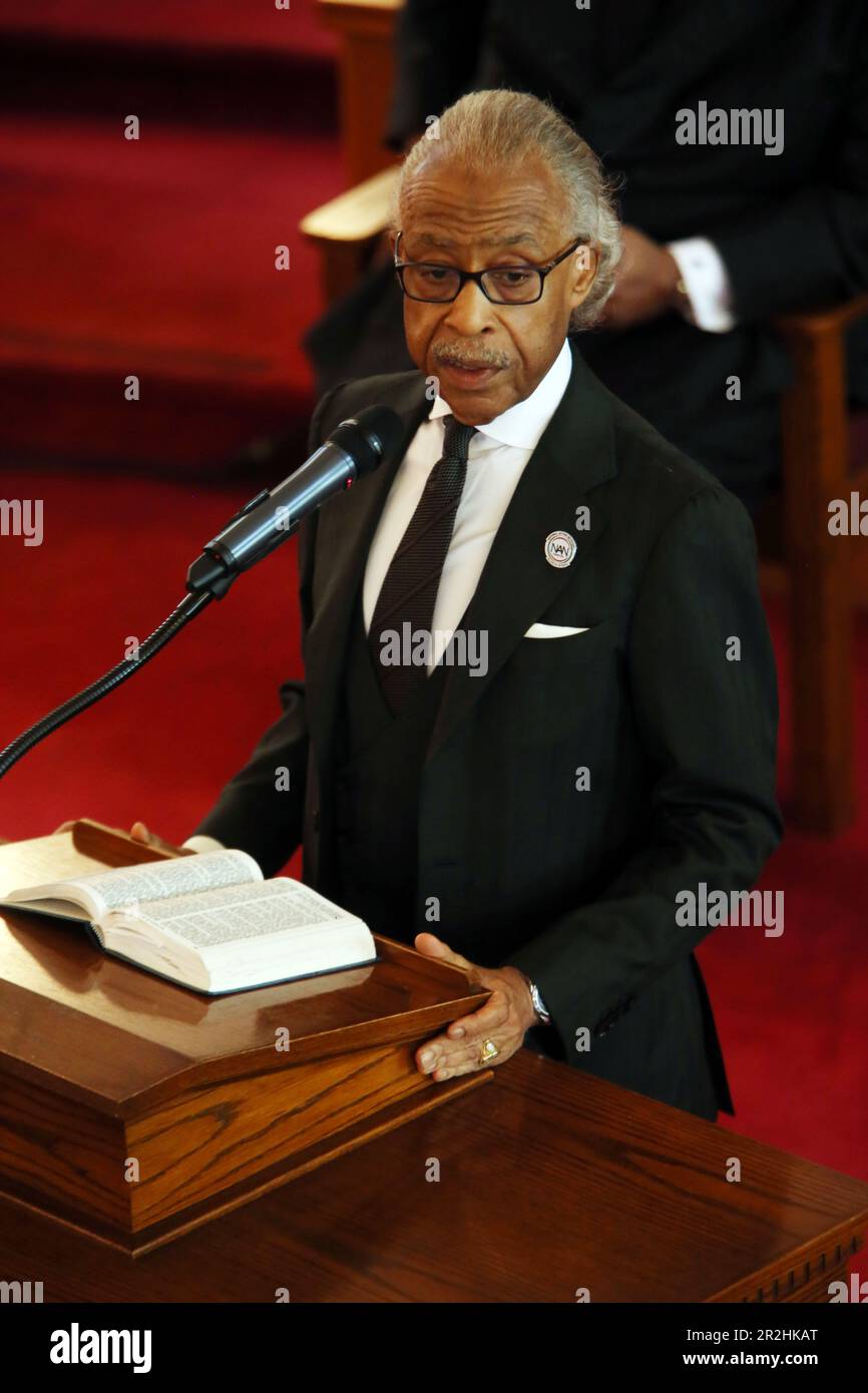 HARLEM, NY - Maggio 19: New York City, al Sharpton insieme a familiari, amici e altri sono venuti a rendere omaggio all'ex-performer Jordan Maurice Caine Neely di New York City mentre è stato elogiato dal Rev. Al Sharpton, presidente & CEO, National Action Network presso la chiesa Battista di Mount Neboh il 19 maggio 2023 ad Harlem, New York. Il suo successivo omicidio soffocante da parte dell'ex Marine Daniel Penny ha portato ad una situazione tesa tra la popolazione e i cittadini sull'uso della forza mortale da parte del cittadino medio. Chris Moore/MediaPunch Credit: MediaPunch Inc/Alamy Live News Foto Stock
