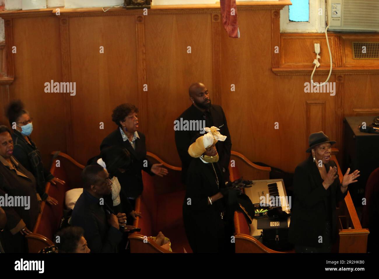 HARLEM, NY - Maggio 19: Folle riuniscono New York City, insieme con la famiglia, amici, altri sono venuto a rendere omaggio all'ex New York City Performer Jordan Maurice Caine Neely come è stato elogiato dal Rev. Al Sharpton, presidente & CEO, National Action Network presso la chiesa Battista di Mount Neboh il 19 maggio 2023 ad Harlem, New York. Il suo successivo omicidio soffocante da parte dell'ex Marine Daniel Penny ha portato ad una situazione tesa tra la popolazione e i cittadini sull'uso della forza mortale da parte del cittadino medio. Chris Moore/MediaPunch Credit: MediaPunch Inc/Alamy Live News Foto Stock