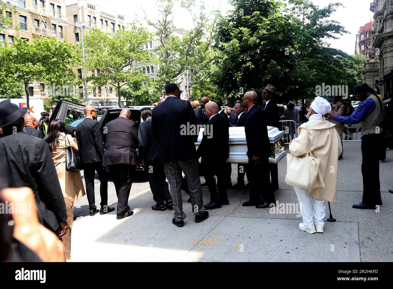 HARLEM, NY - Maggio 19: Folle riuniscono New York City, insieme con la famiglia, amici, altri sono venuto a rendere omaggio all'ex New York City Performer Jordan Maurice Caine Neely come è stato elogiato dal Rev. Al Sharpton, presidente & CEO, National Action Network presso la chiesa Battista di Mount Neboh il 19 maggio 2023 ad Harlem, New York. Il suo successivo omicidio soffocante da parte dell'ex Marine Daniel Penny ha portato ad una situazione tesa tra la popolazione e i cittadini sull'uso della forza mortale da parte del cittadino medio. Chris Moore/MediaPunch Credit: MediaPunch Inc/Alamy Live News Foto Stock