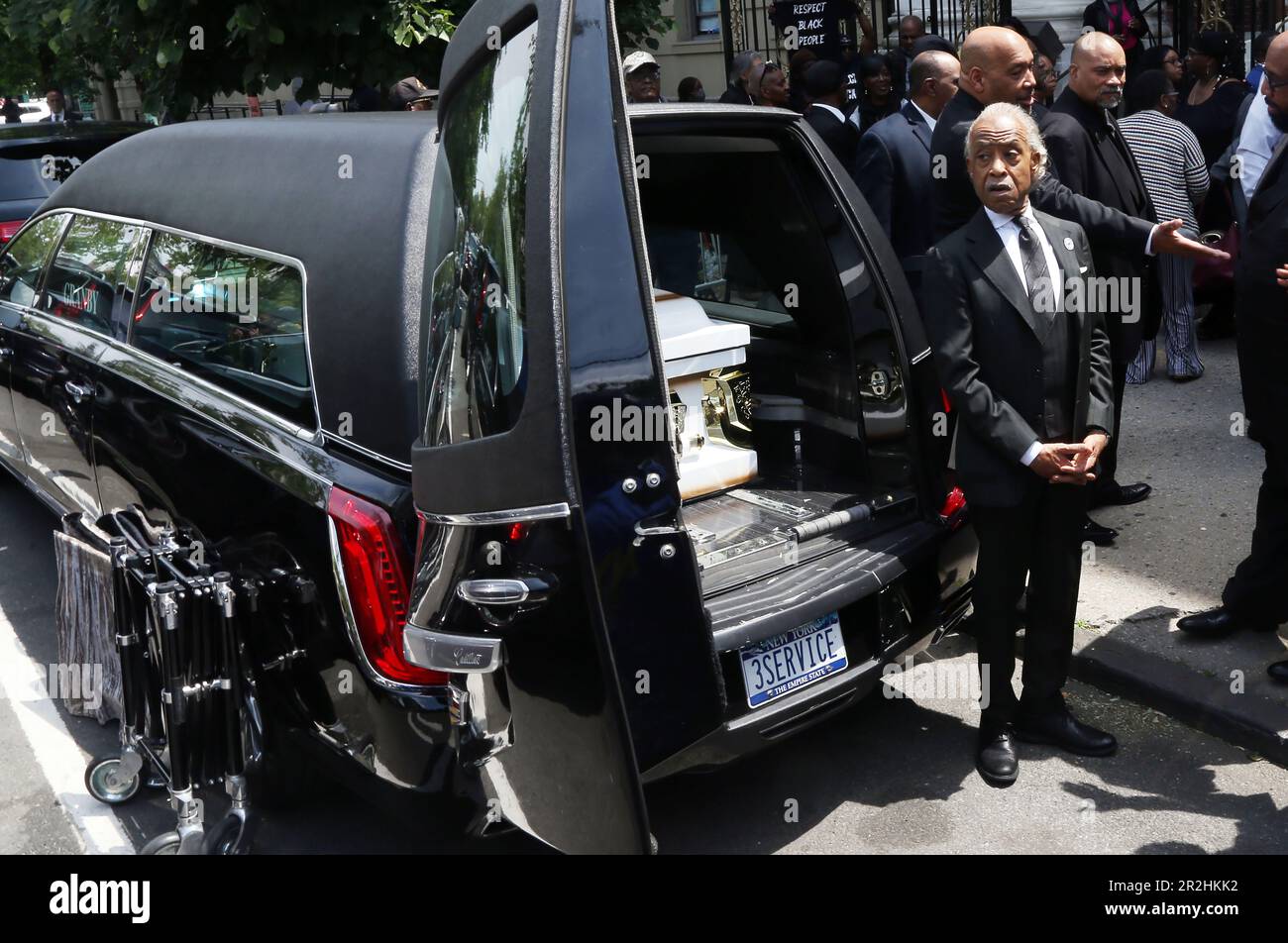 HARLEM, NY - Maggio 19: Folle riuniscono New York City, insieme con la famiglia, amici, altri sono venuto a rendere omaggio all'ex New York City Performer Jordan Maurice Caine Neely come è stato elogiato dal Rev. Al Sharpton, presidente & CEO, National Action Network presso la chiesa Battista di Mount Neboh il 19 maggio 2023 ad Harlem, New York. Il suo successivo omicidio soffocante da parte dell'ex Marine Daniel Penny ha portato ad una situazione tesa tra la popolazione e i cittadini sull'uso della forza mortale da parte del cittadino medio. Chris Moore/MediaPunch Credit: MediaPunch Inc/Alamy Live News Foto Stock