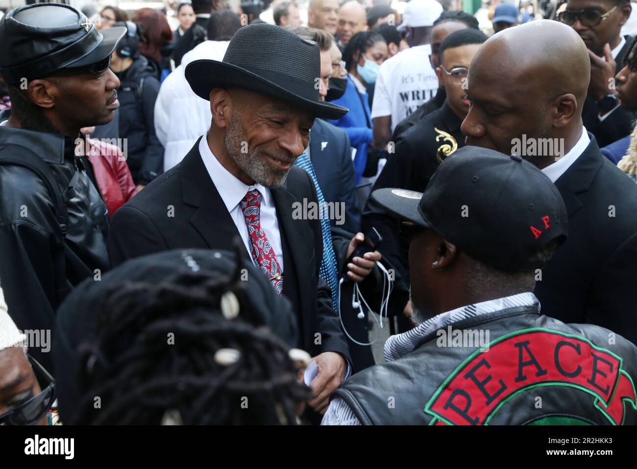 HARLEM, NY - Maggio 19: Folle riuniscono New York City, insieme con la famiglia (Andre D. Zachary, padre), amici, altri sono venuti a rendere omaggio all'ex New York City Performer Jordan Maurice Caine Neely come è stato elogiato dal Rev. Al Sharpton, presidente & CEO, National Action Network presso la chiesa Battista di Mount Neboh il 19 maggio 2023 ad Harlem, New York. Il suo successivo omicidio soffocante da parte dell'ex Marine Daniel Penny ha portato ad una situazione tesa tra la popolazione e i cittadini sull'uso della forza mortale da parte del cittadino medio. Chris Moore/MediaPunch Credit: MediaPunch Inc/Alamy Live News Foto Stock