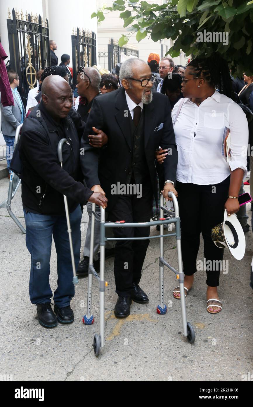 HARLEM, NY - Maggio 19: Folle riuniscono New York City, insieme con la famiglia (Clarence Neely, nonno), amici, altri sono venuti a rendere omaggio all'ex Performer Jordan Maurice Caine Neely di New York City mentre è stato elogiato dal Rev. Al Sharpton, presidente & CEO, National Action Network presso la chiesa Battista di Mount Neboh il 19 maggio 2023 ad Harlem, New York. Il suo successivo omicidio soffocante da parte dell'ex Marine Daniel Penny ha portato ad una situazione tesa tra la popolazione e i cittadini sull'uso della forza mortale da parte del cittadino medio. Chris Moore/MediaPunch Credit: MediaPunch Inc/Alamy Live News Foto Stock