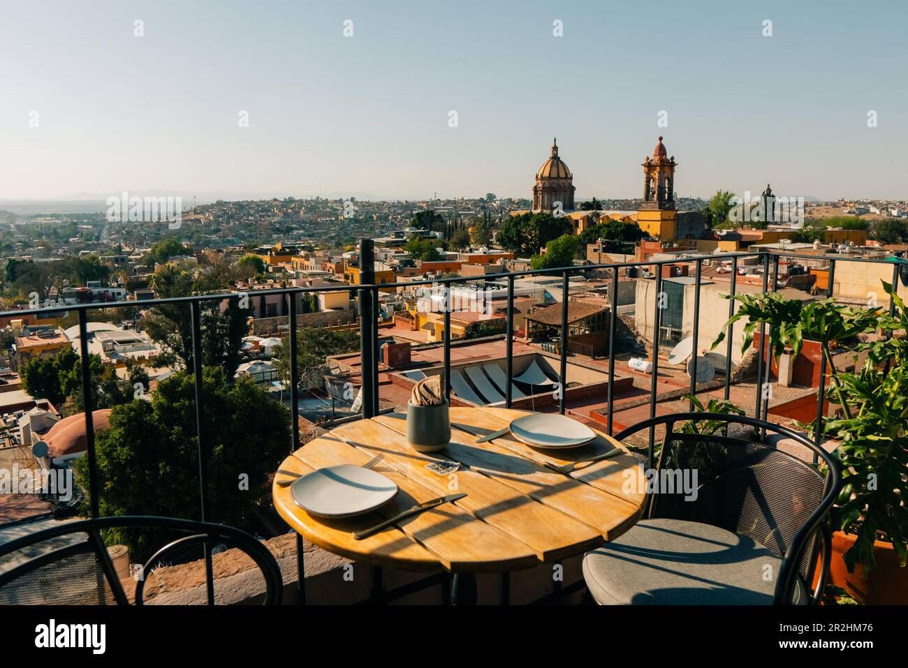 Cupola e vista posteriore di la Parroquia nella storica città messicana di San Miguel de Allende. Foto di alta qualità Foto Stock