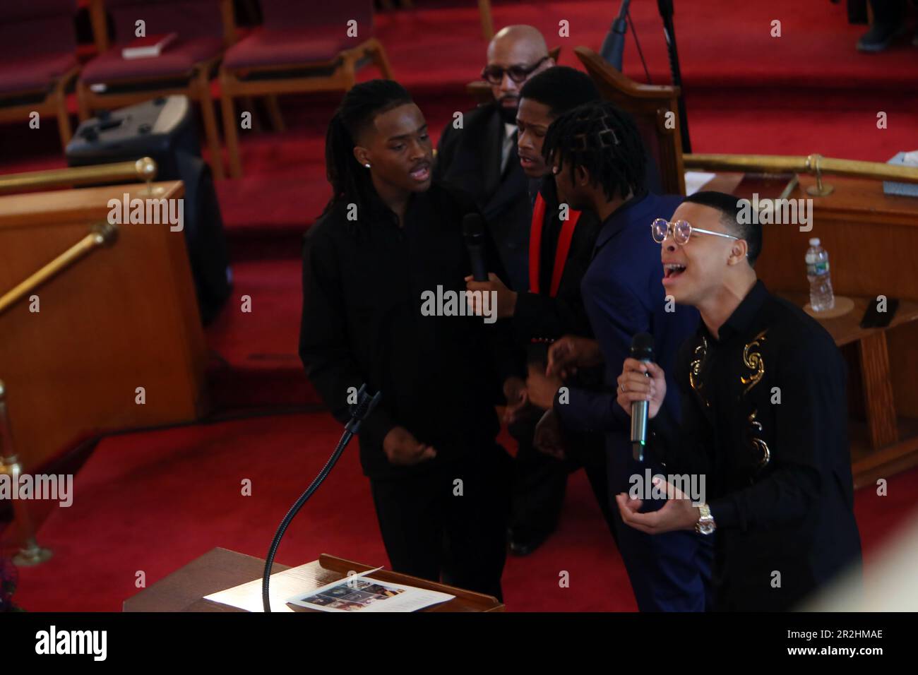 HARLEM, NY - Maggio 19: Folle riuniscono New York City, insieme con la famiglia, amici, altri sono venuto a rendere omaggio all'ex New York City Performer Jordan Maurice Caine Neely come è stato elogiato dal Rev. Al Sharpton, presidente & CEO, National Action Network presso la chiesa Battista di Mount Neboh il 19 maggio 2023 ad Harlem, New York. Il suo successivo omicidio soffocante da parte dell'ex Marine Daniel Penny ha portato ad una situazione tesa tra la popolazione e i cittadini sull'uso della forza mortale da parte del cittadino medio. Chris Moore/MediaPunch Credit: MediaPunch Inc/Alamy Live News Foto Stock