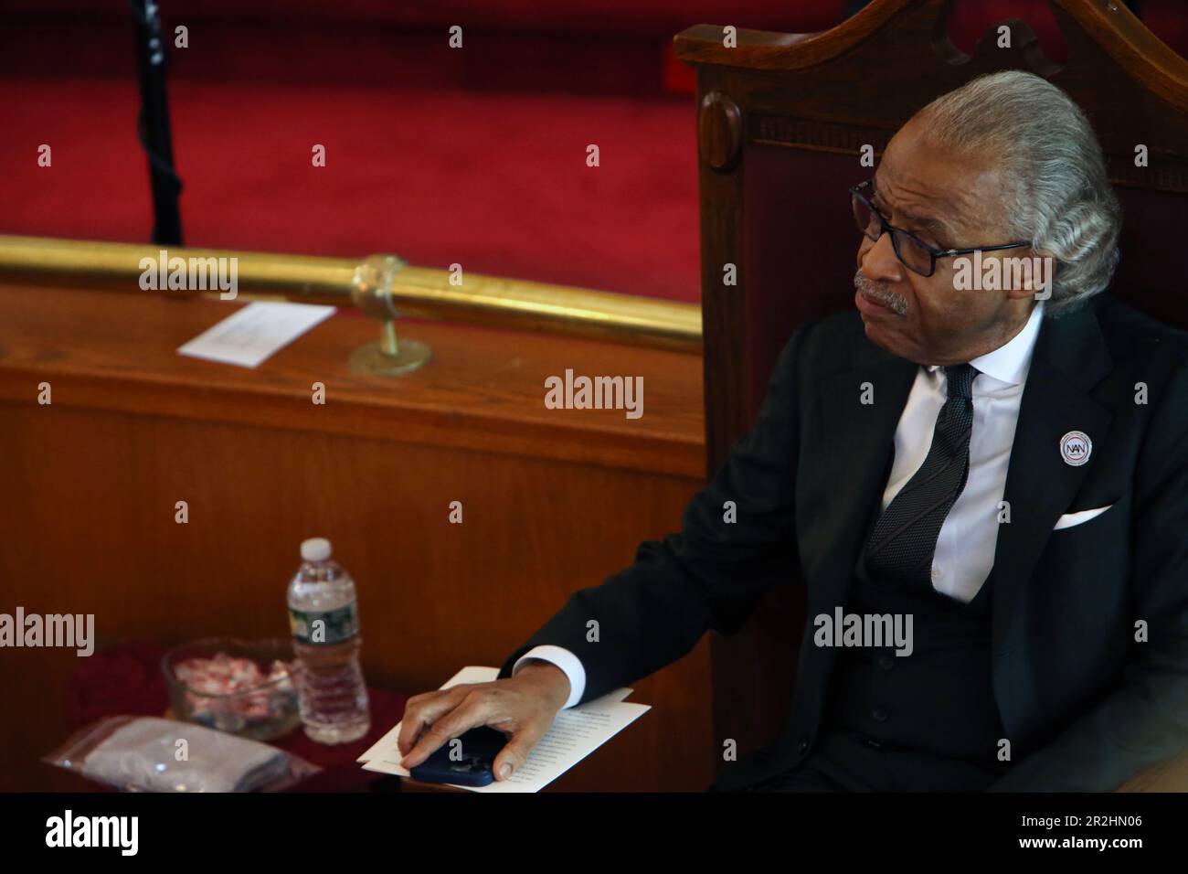 HARLEM, NY - Maggio 19: Folle riuniscono New York City, insieme con la famiglia, amici, altri sono venuto a rendere omaggio all'ex New York City Performer Jordan Maurice Caine Neely come è stato elogiato dal Rev. Al Sharpton, presidente & CEO, National Action Network presso la chiesa Battista di Mount Neboh il 19 maggio 2023 ad Harlem, New York. Il suo successivo omicidio soffocante da parte dell'ex Marine Daniel Penny ha portato ad una situazione tesa tra la popolazione e i cittadini sull'uso della forza mortale da parte del cittadino medio. Chris Moore/MediaPunch Credit: MediaPunch Inc/Alamy Live News Foto Stock