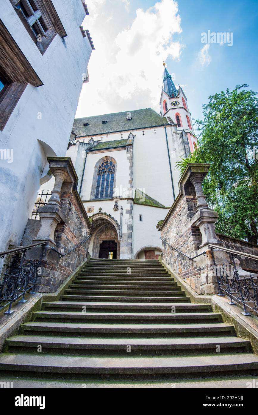 Scale per St. Chiesa di Vito nella città vecchia vista di Cesky Krumlov, Boemia meridionale, Repubblica Ceca Foto Stock