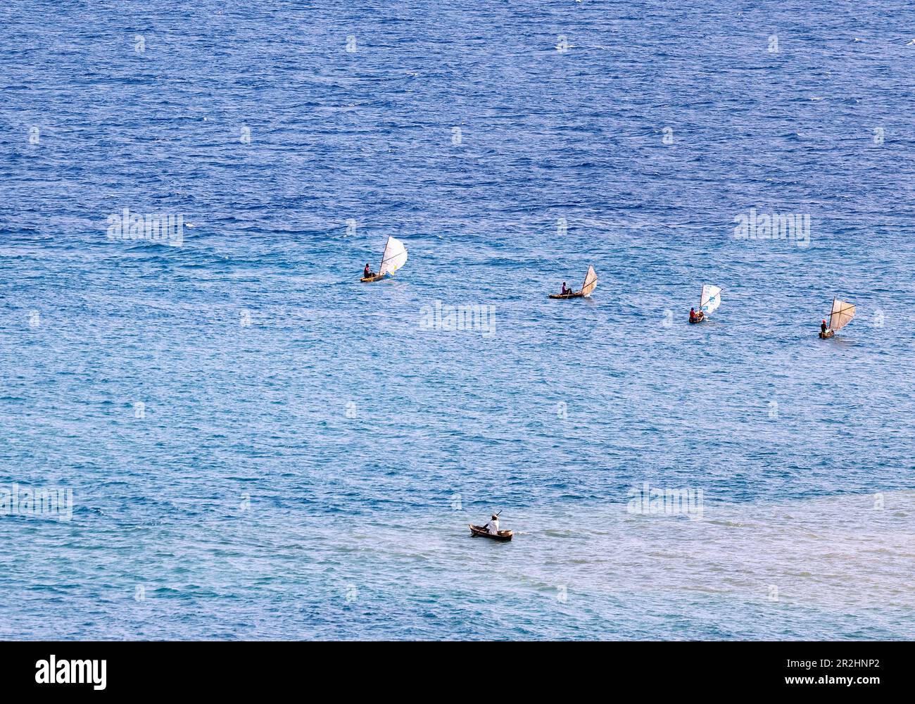 Pescatori con barche pirogue in mare al largo della costa settentrionale dell'isola di São Tomé in Africa occidentale Foto Stock