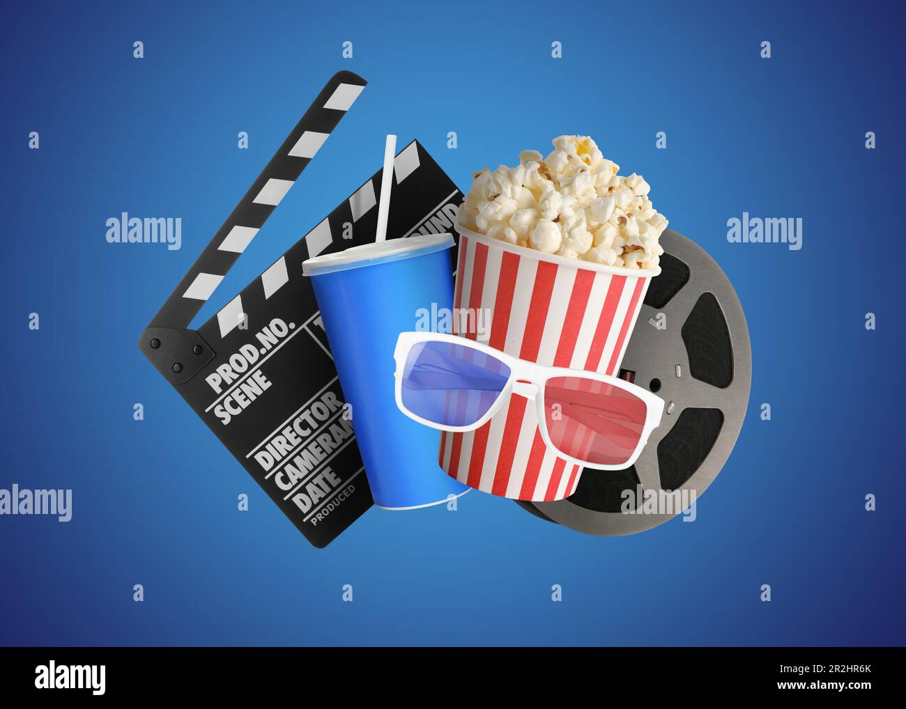 Film clapper, bevande, pop corn, 3D bicchieri e film reel su sfondo blu. Design collage Foto Stock