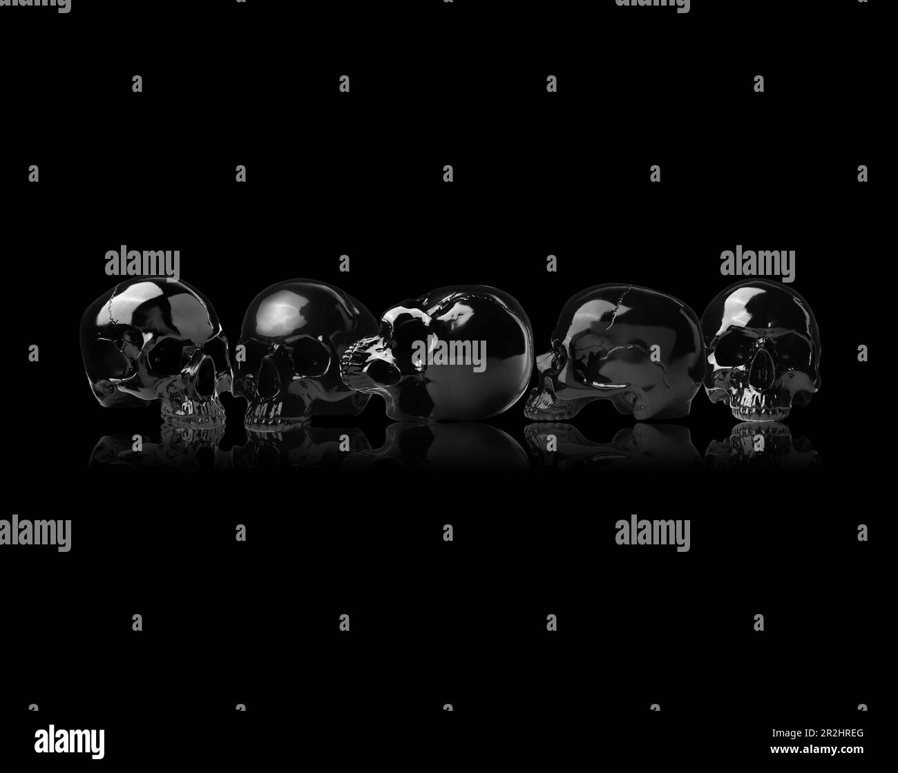 Teschi umani brillanti su sfondo nero. Design collage Foto Stock